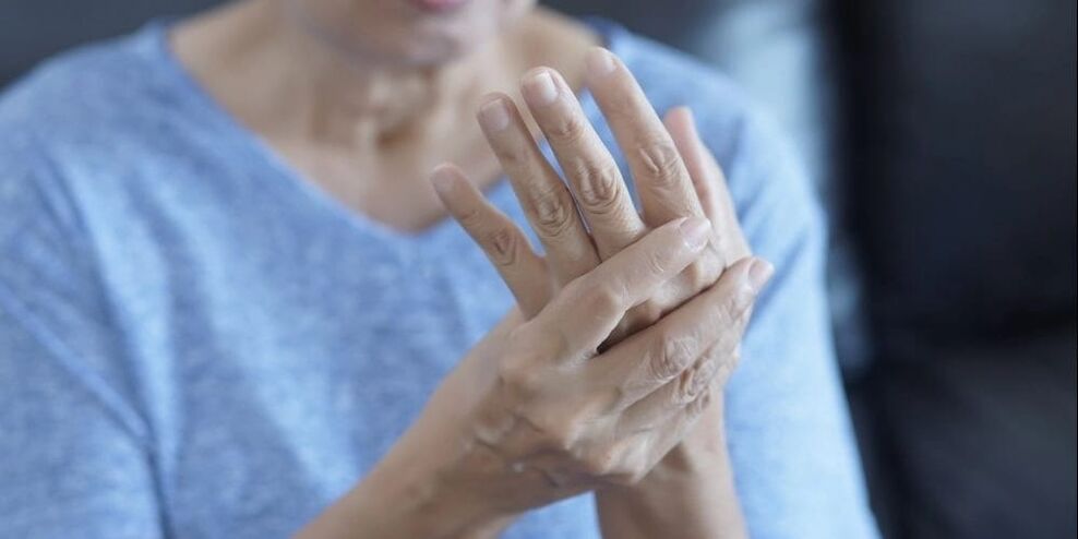 Osteoarthritis manifests itself as muscle spasm, slight swelling and pain in the joints of the fingers.