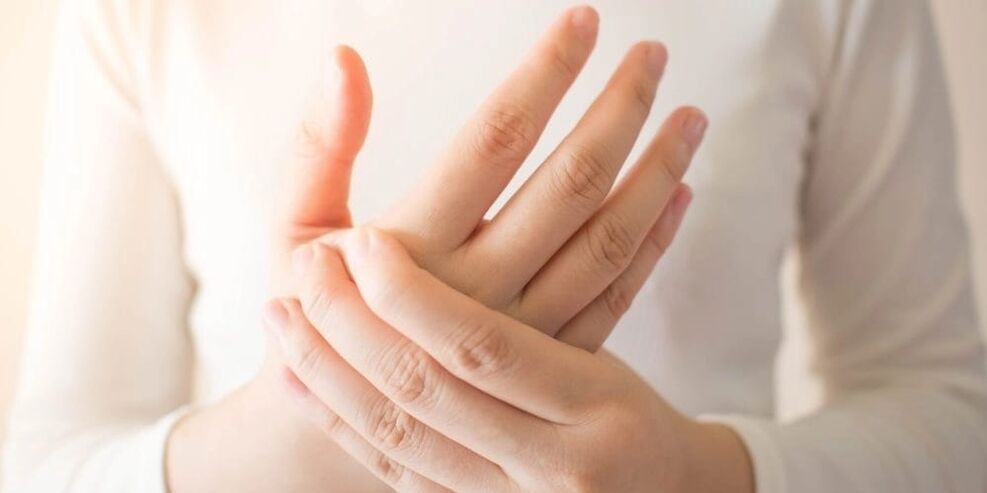 With gout, sharp pain occurs in the joints of the fingers, accompanied by bone growth in the phalanges.